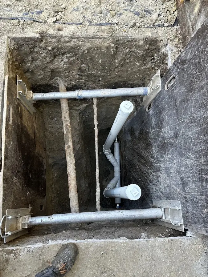 Experienced plumber completing Drain Cleaning work in Burbank